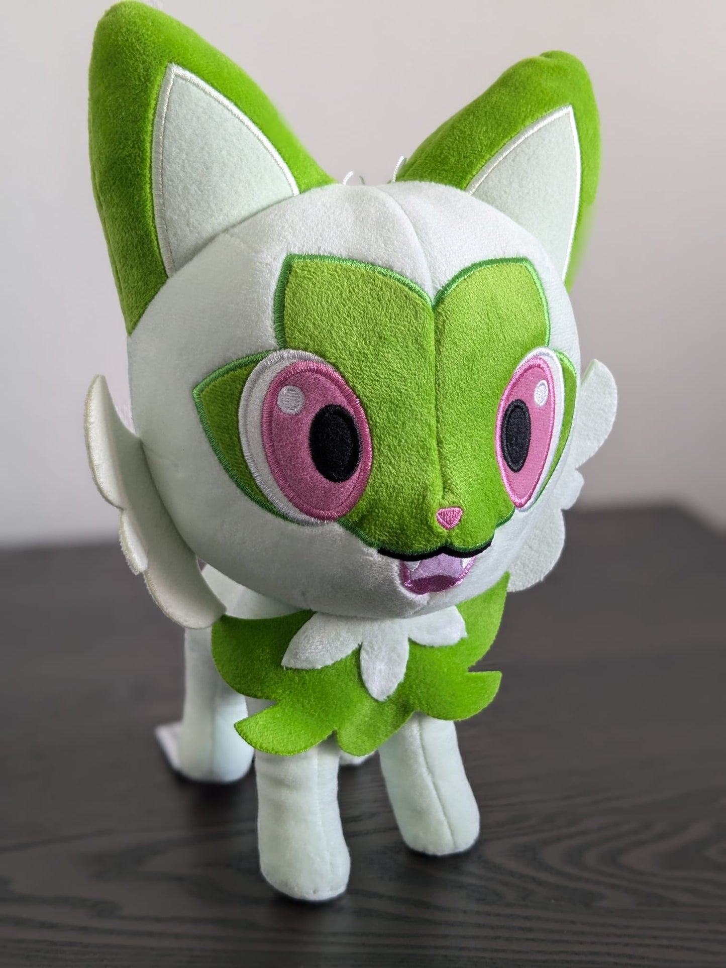 Peluche Pokemon - Poussacha (Sprigatito) - Banpresto Flo'Kaze